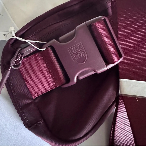 🆕💜 Lululemon UBC Everywhere Belt Bag - Cassis - Picture 6 of 6